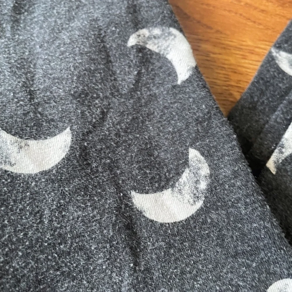 Old Navy Gray moon print leggings in size S (6-7)